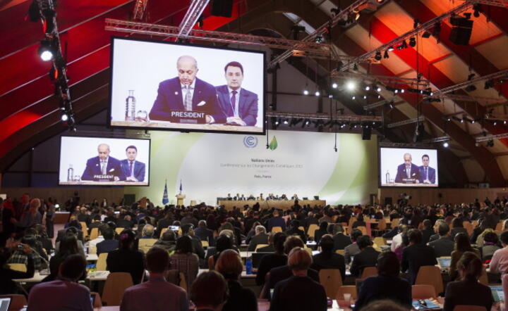 Obrady plenarne COP21 w Paryżu, fot. PAP/EPA/IAN LANGSDON