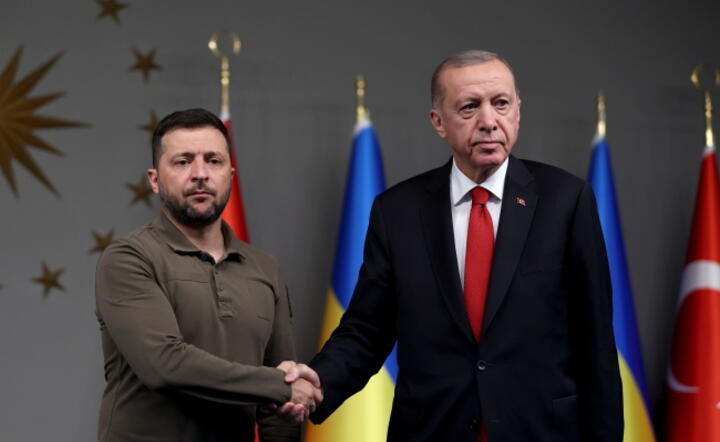 Prezydent Turcji Recep Tayyip Erdogan i prezydent Ukrainy Wołodymyr Zełenski / autor: PAP/EPA/TOLGA BOZOGLU