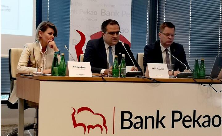 Katarzyna Żądło, Michał Krupiński (prezes Banku Pekao) i Tomasz Kubiak (wiceprezes) / autor: Bank Pekao