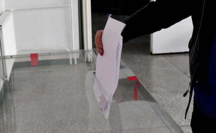 Głosowanie w jednym z lokali wyborczych / autor: PAP/Marcin Bielecki