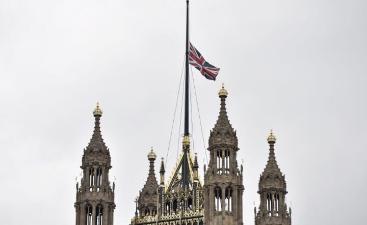 Na znak żałoby po zabójstwie posłanki Jo Cox w Wielkiej Brytanii opuszczono flagi na budynkach państwowych, fot. PAP/EPA/HANNAH MCKAY