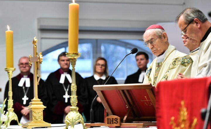 Arcybiskup Alfons Nossol (2P) przewodniczy mszy świętej z okazji 30. rocznica Mszy Pojednania w Krzyżowej, 12 bm. (kf) / autor: PAP/Maciej Kulczyński