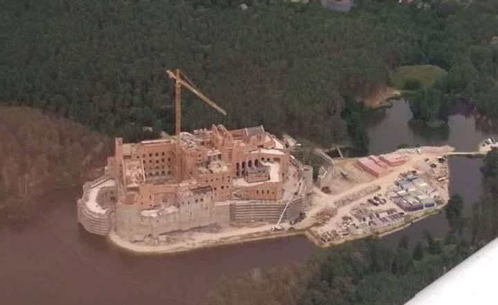 Minister nie wstrzyma budowy zamku w Stobnicy