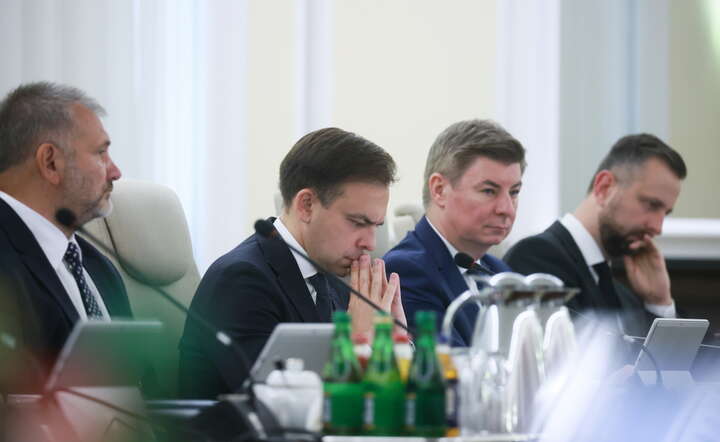 Andrzej Domański (2L), szef nowego resortu finansów i gospodarki ma potężny problem na głowie - stan finansów publicznych / autor: PAP/Leszek Szymański
