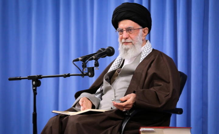 Najwyższy przywódca duchowo-polityczny Iranu ajatollah Ali Chamenei bronił w niedzielę decyzji władz o podniesieniu cen benzyny / autor: PAP/EPA