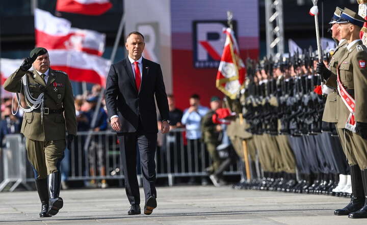 Prezydent RP Karol Nawrocki (C) i szef Sztabu Generalnego WP gen. Wiesław Kukuła (L) podczas uroczystości przejęcia zwierzchnictwa nad Siłami Zbrojnymi RP przez prezydenta Karola Nawrockiego, na Placu Piłsudskiego w Warszawie / autor: PAP/Piotr Nowak