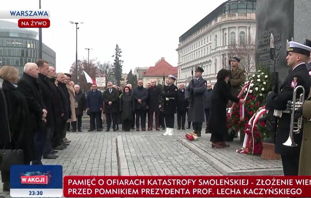 Politycy PiS uczcili pamięć ofiar katastrofy smoleńskiej / autor: screenshot TVP Info