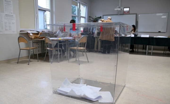  Trwa głosowanie w wyborach samorządowych. Do jego zakończenia obowiązuje cisza wyborcza / autor: PAP/Marcin Bielecki