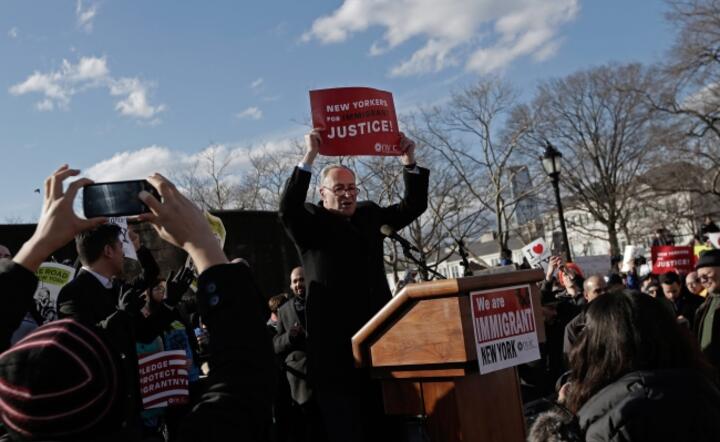 Wyrastajacy na lidera opozycji senator Chuck Schemer na wiecu w Nowym Jorku, fot.PAP/EPA/ Peter Foley (2)