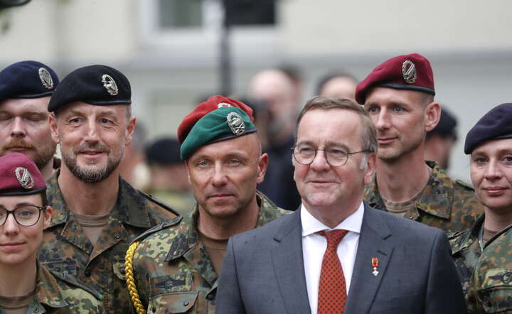 Minister obrony Niemiec Boris Pistorius w otoczeniu żołnierzy niemieckich służących w ramach misji NATO na Litwie / autor: PAP/EPA/TOMS KALNINS