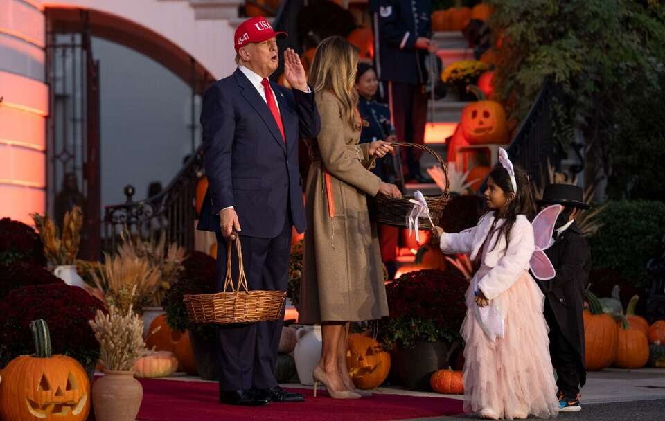 Donald Trump i jego żona Melania rozdali wczoraj słodycze setkom dzieci podczas corocznej imprezy w Białym Domu z okazji Halloween. Nie obyło się bez psikusa! / autor: PAP/EPA/AARON SCHWARTZ
