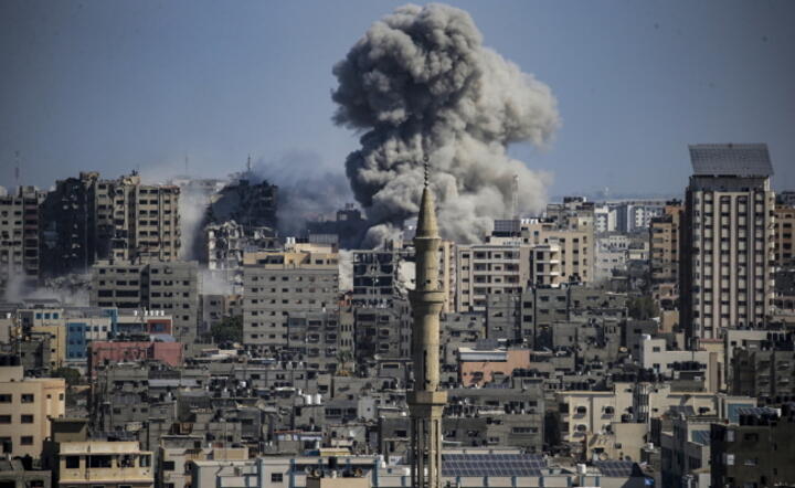 Inraelski nalot na Strefę Gazy, poranek 15 października / autor: PAP/EPA/MOHAMMED SABER