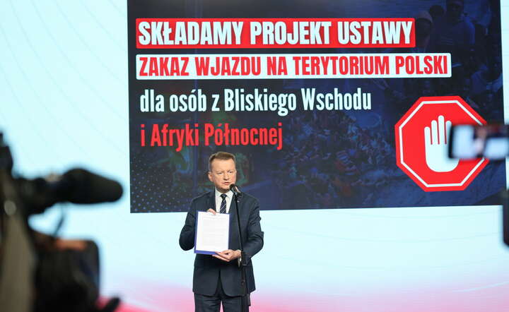 Przewodniczący Klubu Parlamentarnego Prawa i Sprawiedliwości Mariusz Błaszczak podczas konferencji prasowej / autor: PAP/Albert Zawada