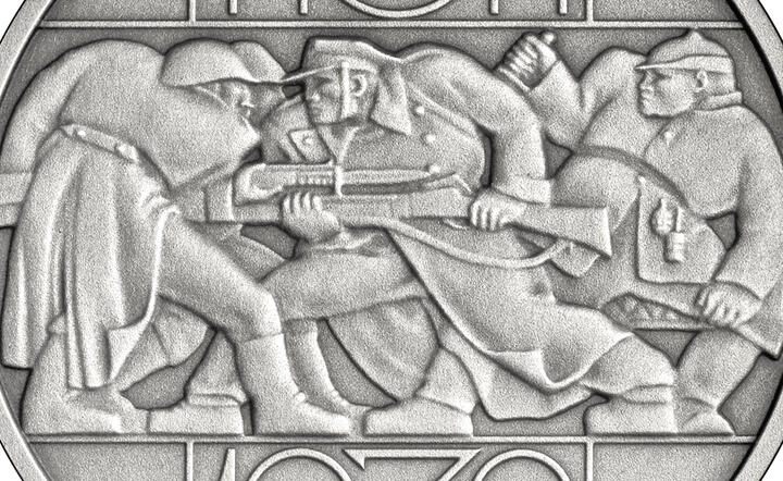 Rewers monety symbolicznie przedstawia wydarzenia z 17 września 1939 r. – polskiemu żołnierzowi walczącemu z niemieckim najeźdźcą wbija nóż w plecy czerwonoarmista / autor: materiały prasowe NBP