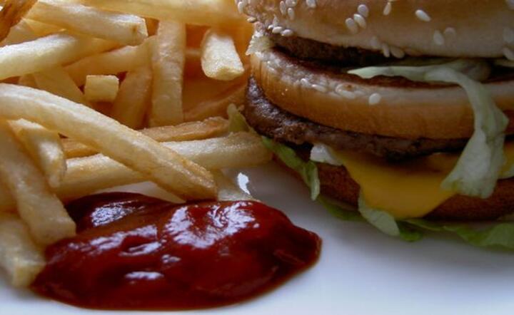 Jak oszukują w fast foodach? Wieprzowina zamiast cielęciny, pizza mięsna bez mięsa, jedno jajko zamiast frytek