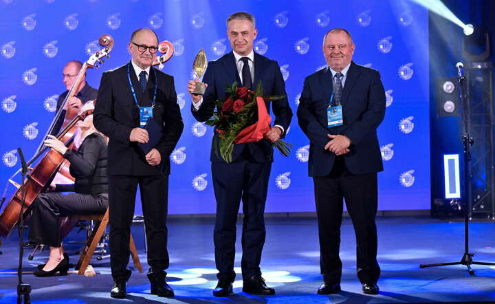 Człowiek Roku, wicepremier, minister cyfryzacji Krzysztof Gawkowski (C) oraz rektor Uniwersytetu Warszawskiego prof. Alojzy Nowak (P) i założyciel Fundacji Instytut Studiów Wschodnich Zygmunt Berdychowski (L) na gali XXXIV Forum Ekonomicznego w Karpaczu / autor: PAP/Maciej Kulczyński