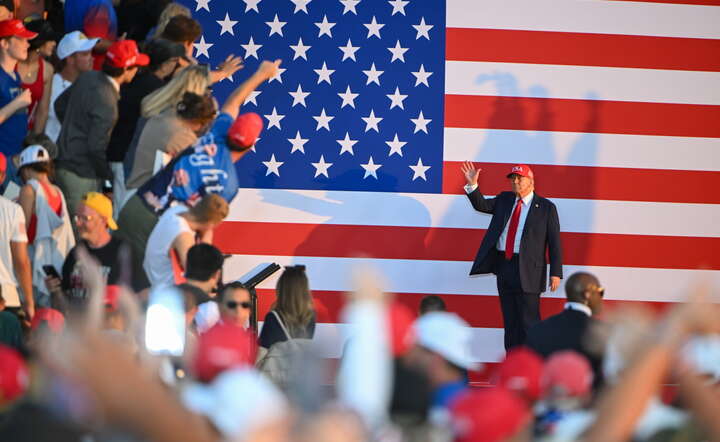 Prezydent USA Donald Trump na wiecu ze swoimi zwolennikami w stanie Iowa / autor: PAP/EPA/CRAIG LASSIG