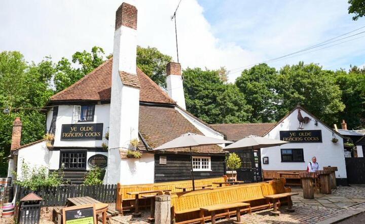 Podlondyński pub Ye Olde Fighting Cocks kończy działalność. / autor: Maurie Ryan Jacobs / Twitter