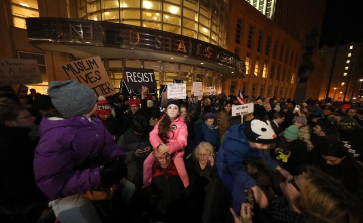 Tłum protestujących przed siedzibą sądu federalnego w Nowym Jorku, rozpatrującego sprawę imigrantów fot. PAP/EPA/Andre Gombert, PAP/EPA/Justin Lane (2)