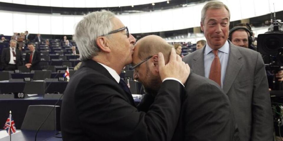 Fot. PAP/epa (Juncker całuje Schulza)