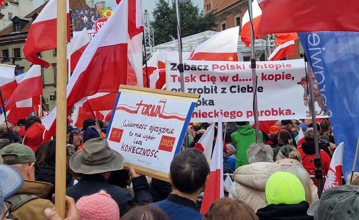 Demonstrację rozpoczęło odwiewanie Hymnu Narodowego. / autor: wPolityce