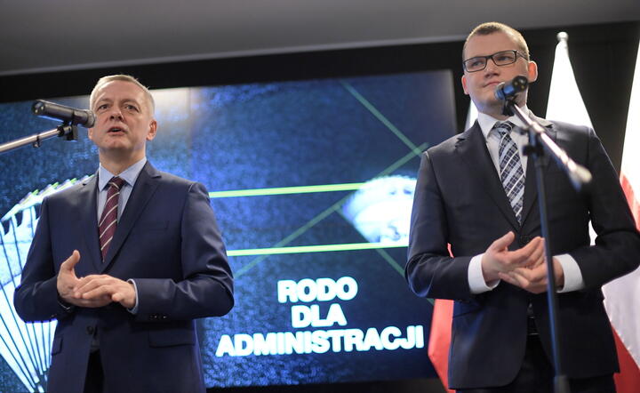 Minister cyfryzacji Marek Zagórski oraz sekretarz stanu w MSWiA Paweł Szefernaker / autor: PAP/Marcin Obara
