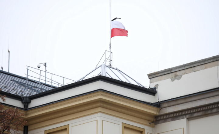Opuszczona do połowy biało-czerwona flaga na budynku Kancelarii Prezesa Rady Ministrów / autor: fot. PAP/Leszek Szymański