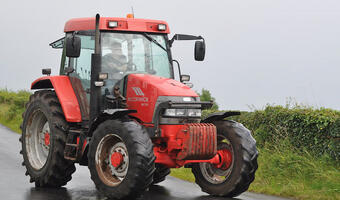 Kolejne zarzuty dla asesora, który zajął traktor rolnika spod Mławy