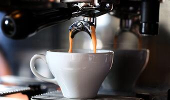 Te kawiarnie podają kawę z mocnym "prądem". Ma aż 53 proc.
