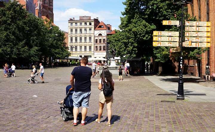 Biorąc pod uwagę rok 1990, w 2024 roku trwanie życia było wyższe o 8,7 roku u mężczyzn i 7 lat u kobiet / autor: Fratria / MK