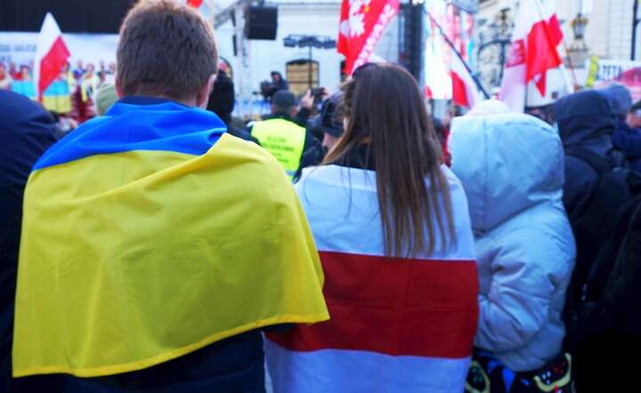 Na masową emigrację Białorusinów wpłynęła również rosyjska agresja na Ukrainę, którą Białoruś wsparła. Na zdjęciu dziewczyna okryta biało-czerwono-białą flagą, którą używa białoruska opozycja / autor: MK/Fratria