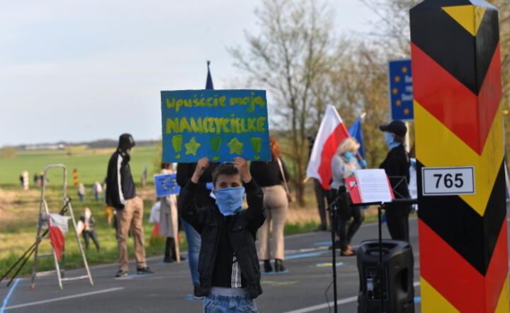 Mieszkańcy przygranicznych miejscowości chcą powrotu małego ruchu granicznego / autor: PAP/Marcin Bieleck