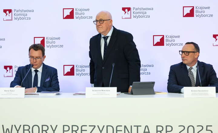 Zastępca Przrewodniczacego PKW Konrad Składowski (P), sekretarz PKW Rafał Tkacz (L) i przewodniczący Państwowej Komisji Wyborczej Sylwester Marciniak (C) na II konferencji PKW / autor: PAP/Paweł Supernak