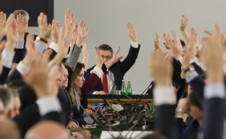 Sejm obradujący  w Sali Kolumnowej głosuje nad ustawą budżetową na 2017 rok, fot. PAP/Tomasz Gzell