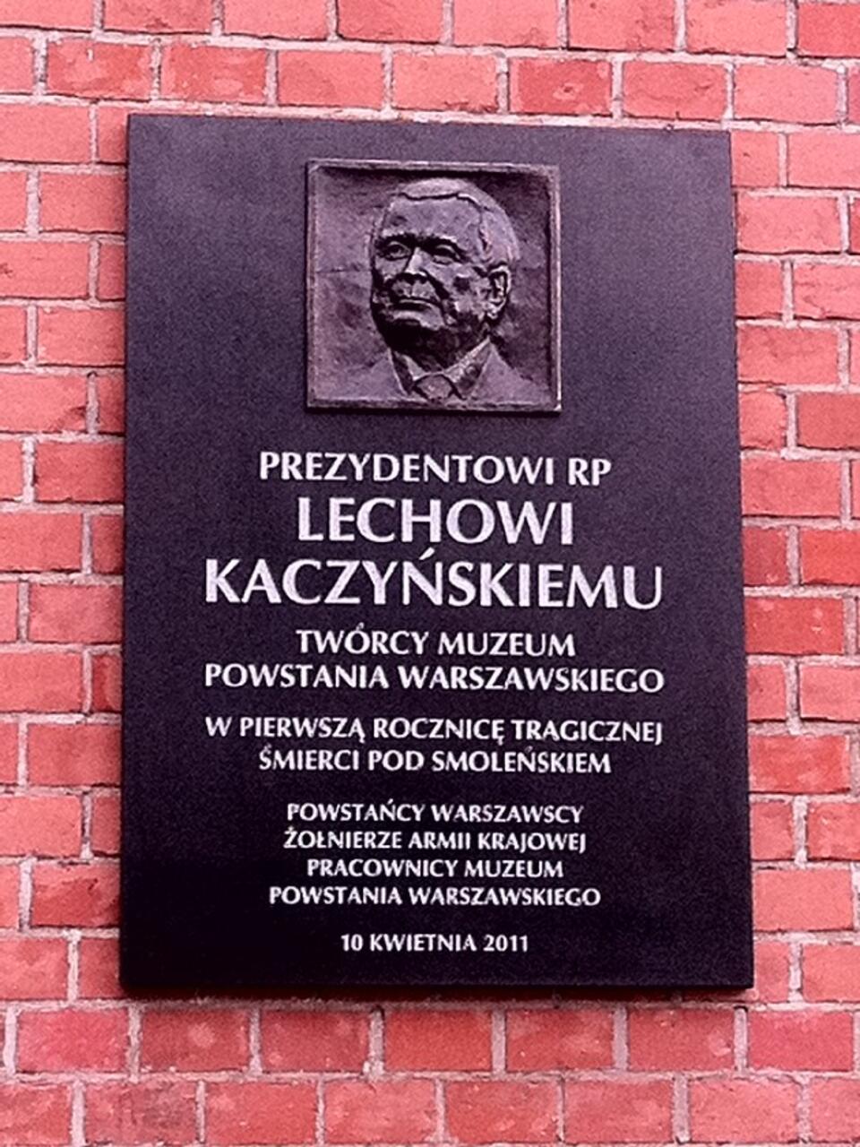 Tablica poświęcona śp. Lechowi Kaczyńskiemu w Muzeum Powstania Warszawskiego