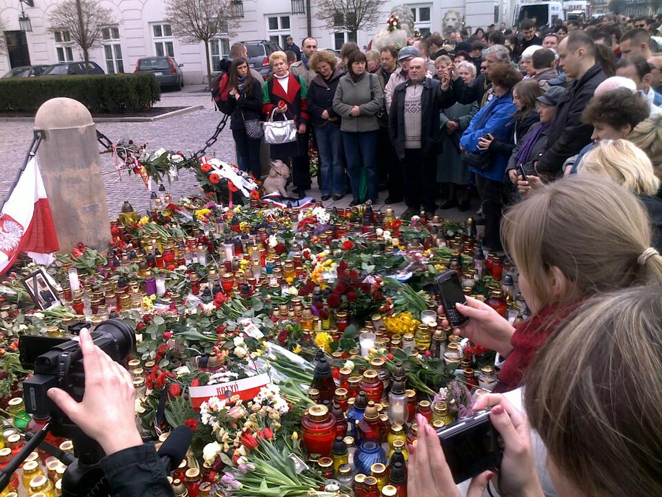 10 kwietnia 2010 roku przed Pałacem Prezydenckim spontanicznie zaczęli gromadzić się Polacy. fot. M. Czutko