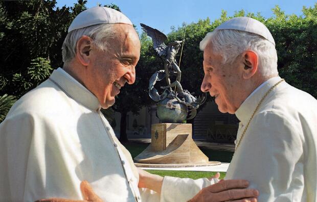 Benedykt XVI ze swoim następcą papieżem Franciszkiem / autor: Mondarte/commons.wikimedia.org/CC BY-SA 4.0