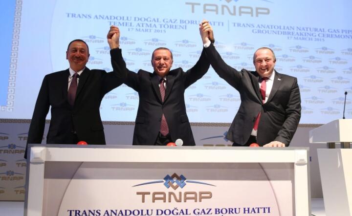 Prezydenci Turcji Recep Tayyip Erdogan (w środku), Azerbejdżanu Ilham Alijew i Gruzji Giorgi Margwelaszwili zainaugurowali prace na budowie gazociągu TANAP, fot. PAP/EPA