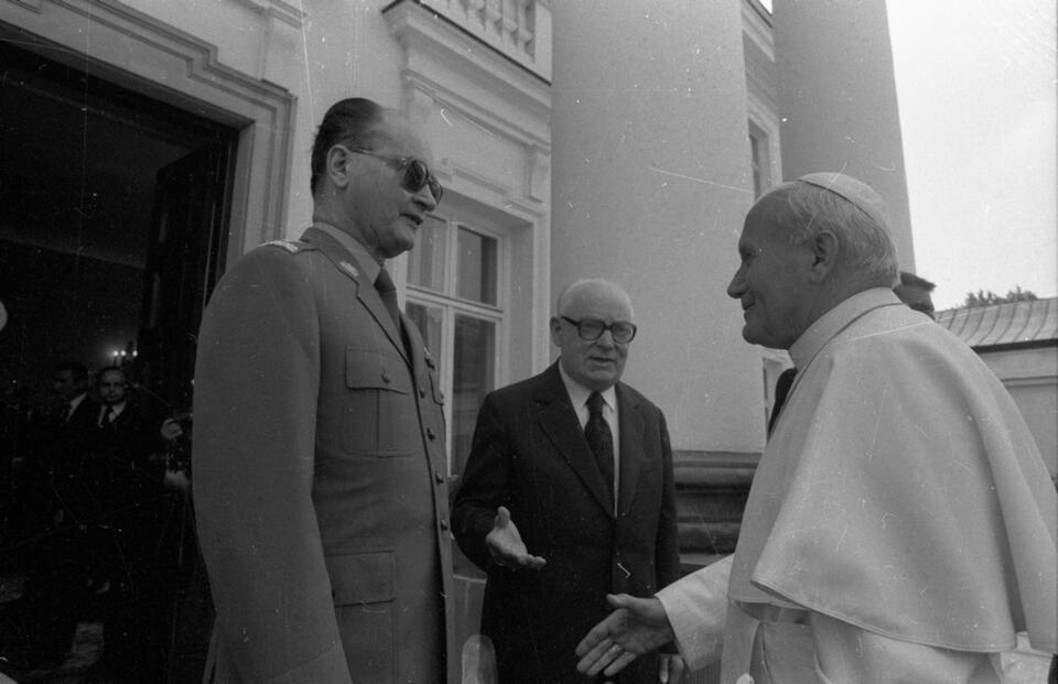 17.06.1983 r. Druga pielgrzymka papieża do Polski. Przywitanie w Belwederze.