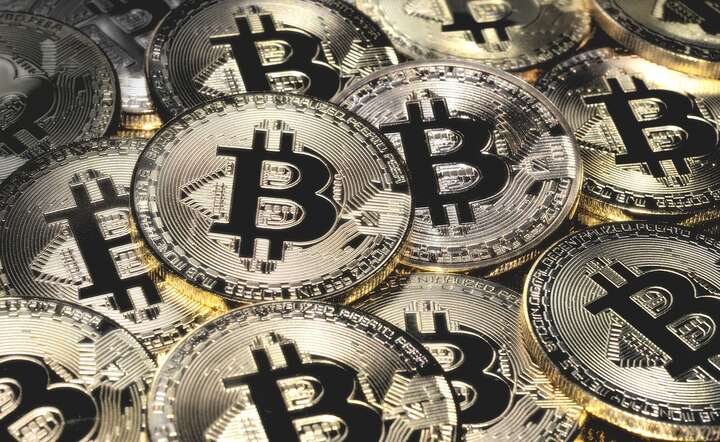 W godzinach porannych cena Bitcoina sięga 122 tys. USD / autor: Pixabay