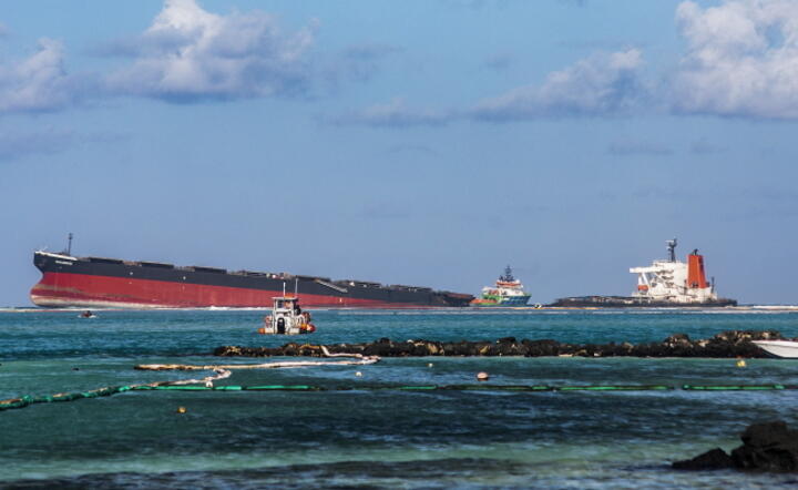 Osiadły na mieliźnie u wybrzeża Mauritiusu tankowiec MV Wakashio / autor: PAP/EPA/Laura Morosoli