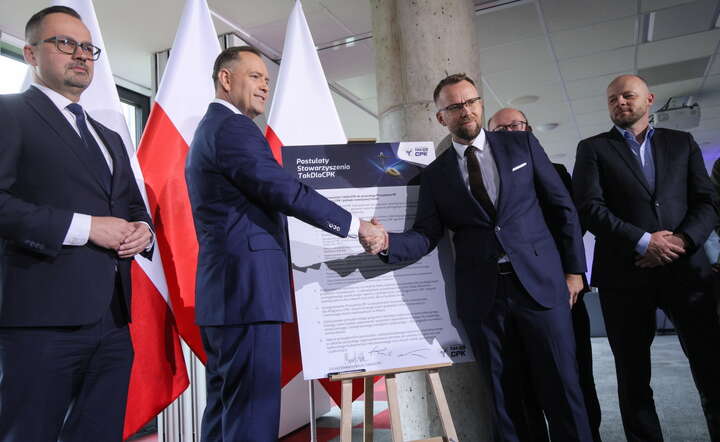 Karol Nawrocki (2L), poseł PiS Marcin Horała (L) oraz prezes stowarzyszenia TakDlaCPK Maciej Wilk (3L) podczas spotkania w Warszawie / autor: PAP/Rafał Guz