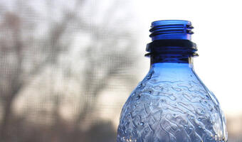 Będą niższe opłaty dla producentów wód butelkowanych