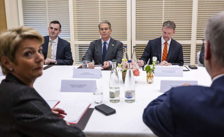 Sekretarz skarbu USA Scott Bessent (C) na spotkaniu z Karin Keller-Sutter, prezydent Szwajcarii (L), / autor: PAP/EPA/MARTIAL TREZZINI