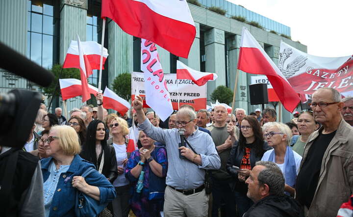 Uczestnicy pikiety Klubów "Gazety Polskiej" przed gmachem Sądu Najwyższego w Warszawie / autor: PAP/Marcin Obara
