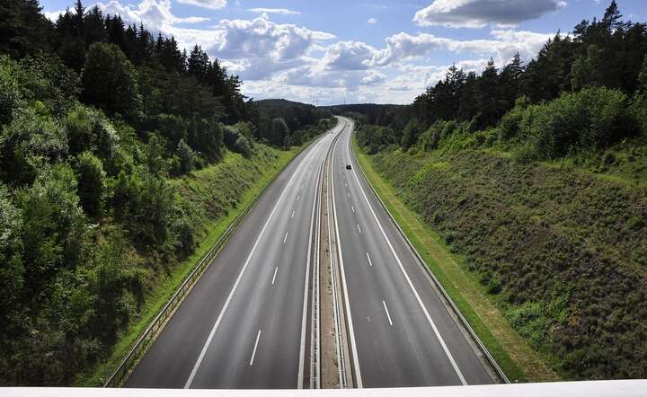 Czy z niemieckich autostrad znikną w weekendy auta osobowe? Autostrada A70 w Bawarii / autor: Pixabay