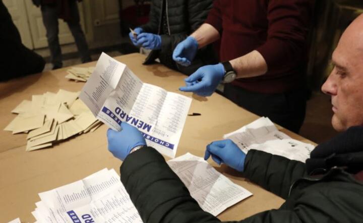Urzędnicy w rękawiczkach liczą głosy oddane podczas pierwszej tury wyborów samorządowych we Francji w lokalu wyborczym w Beziers we Francji, 15 marca 2020 r. / autor: PAP/EPA/GUILLAUME HORCAJUELO