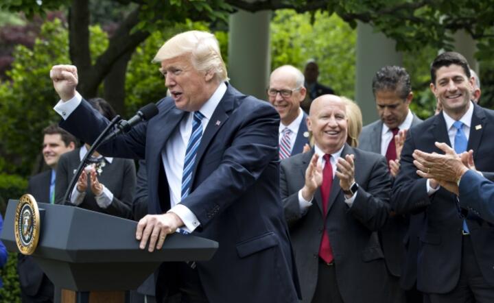 Prezydent Donald Trump i przywódcy Republikanów po głosowaniu nad zniesieniem Obamacare, fot. PAP/EPA/JIM LO SCALZO