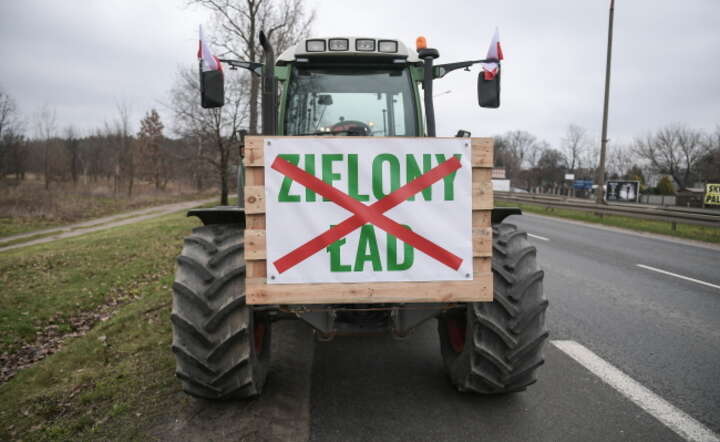 Rolnicy w okolicy skrzyżowania dróg DW629 i S8 w Markach pod Warszawą / autor: PAP/Marcin Obara