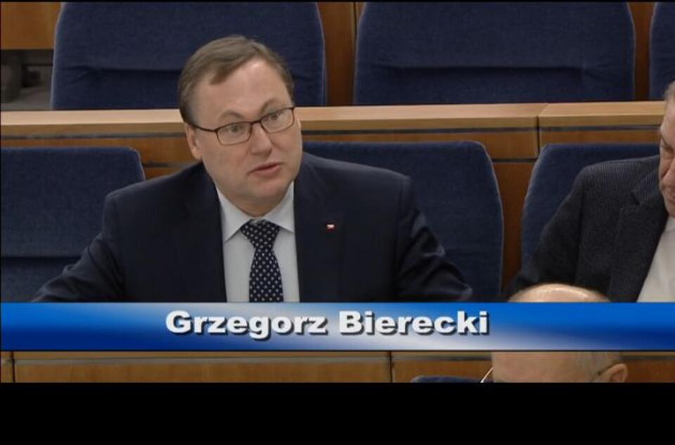 Senator Grzegorz Bierecki podczas dyskusji w Senacie 